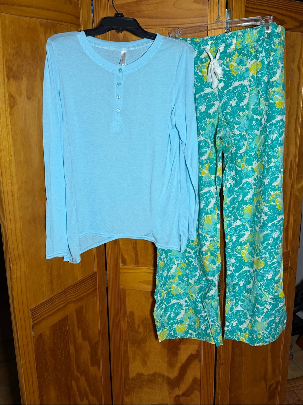 Gilligan & O'Malley Light Blue Top (M)/ Teal & Yellow Floral Pants (L)Pajama Set